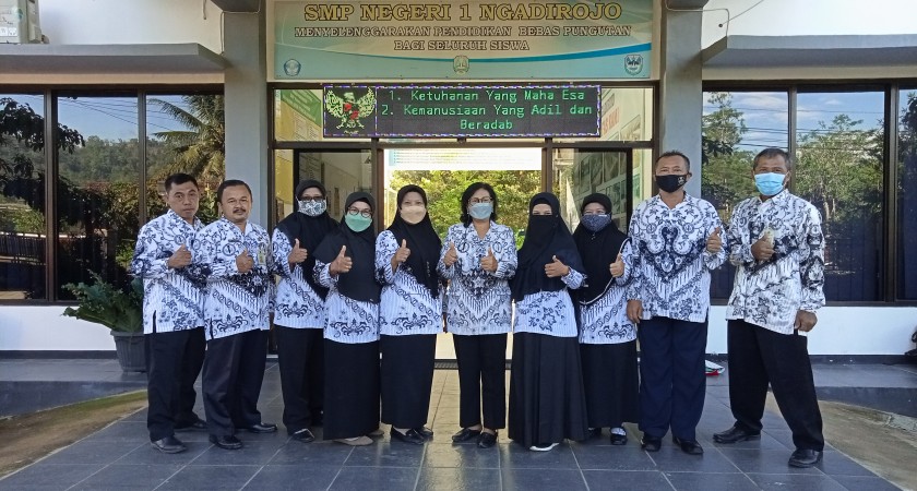PERINGATAN HARI GURU NASIONAL SMPN 1 NGADIROJO